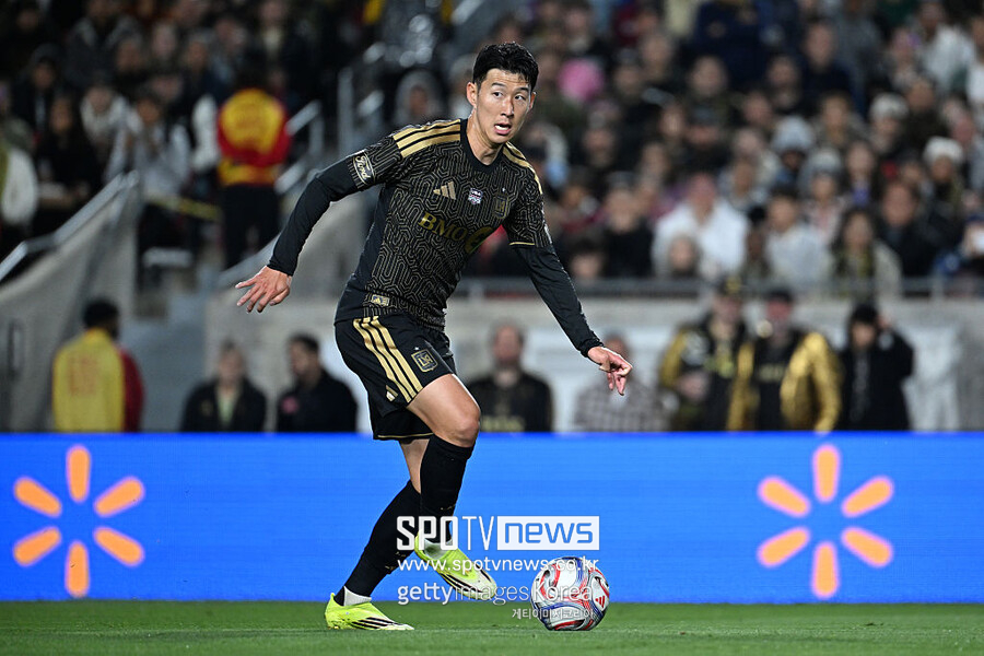 ▲ 손흥민은 현재 LAFC의 전술 시스템 내에서 상대 수비 라인의 균형을 붕괴하는 전술적 미끼의 역할을 병행하고 있다. 손흥민이 특정 구역에서 공을 소유하거나 페널티 박스 내부로 오프 더 볼 침투를 시도할 때, 상대 팀 수비수 다수가 집중적인 대인 방어를 수행한다.