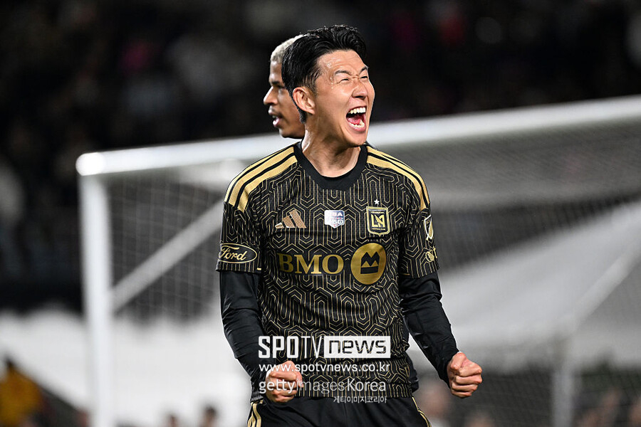 ▲ 손흥민은 현재 LAFC의 전술 시스템 내에서 상대 수비 라인의 균형을 붕괴하는 전술적 미끼의 역할을 병행하고 있다. 손흥민이 특정 구역에서 공을 소유하거나 페널티 박스 내부로 오프 더 볼 침투를 시도할 때, 상대 팀 수비수 다수가 집중적인 대인 방어를 수행한다.