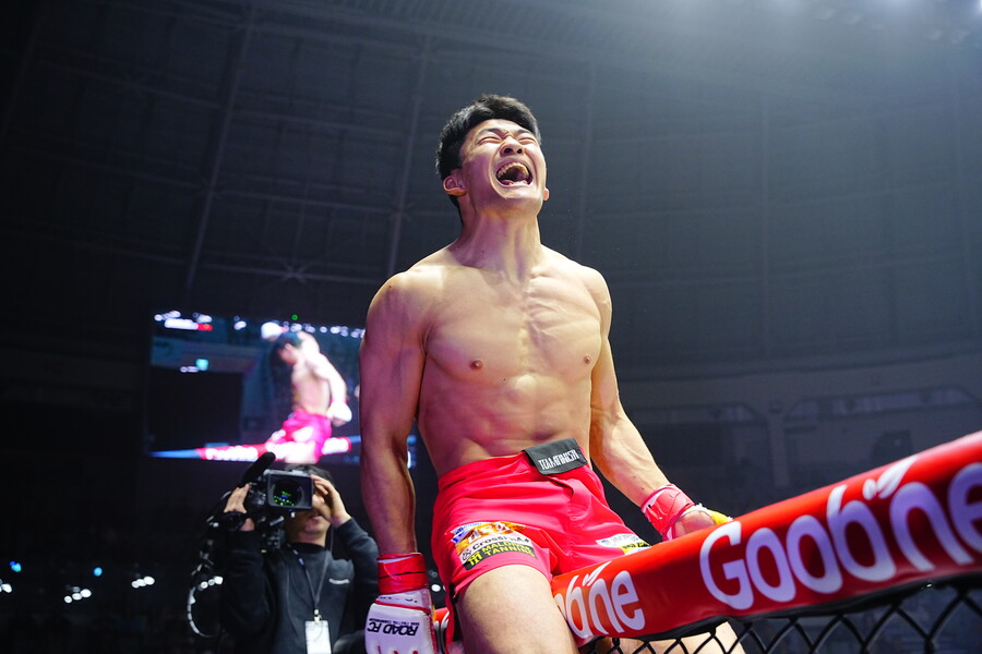 ▲ 케이지 위에 올라 포효하는 김현우. ⓒROAD FC