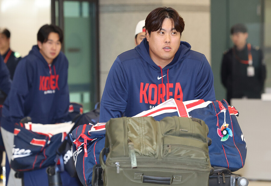 ▲ 류현진이 16일 인천국제공항을 통해 귀국하고 있다. 류현진은 올해 WBC를 끝으로 국가대표에서 은퇴했다.  ⓒ연합뉴스