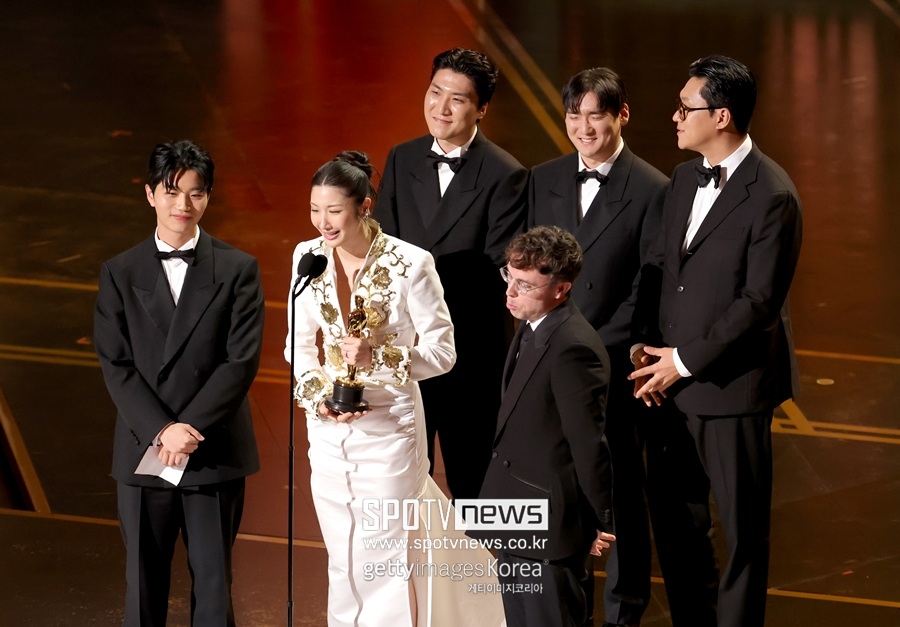'케데헌' 美오스카 2관왕 쾌거, '골든' 무대 찢었다…할리우드 '응원봉 물결'[종합]