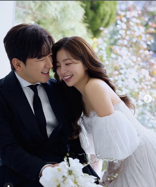 '先 혼인신고·출산' 이민우, 결혼식 앞두고 웨딩화보 공개..미모의 재일교포 아내 눈길