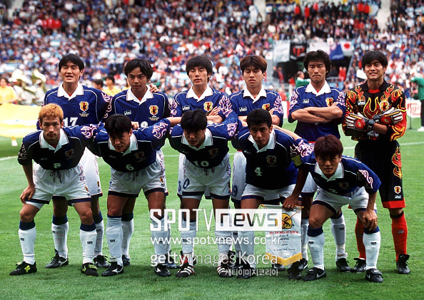 ▲ 1998 Frontansicht Fussball Ganzfigur Gruppe Laenderspiel Mannschaft Mannschaftsfoto Nationalmannschaft Querformat Randszene WM; Front View Soccer Football Group International Match Team Team Photo National Squad Team