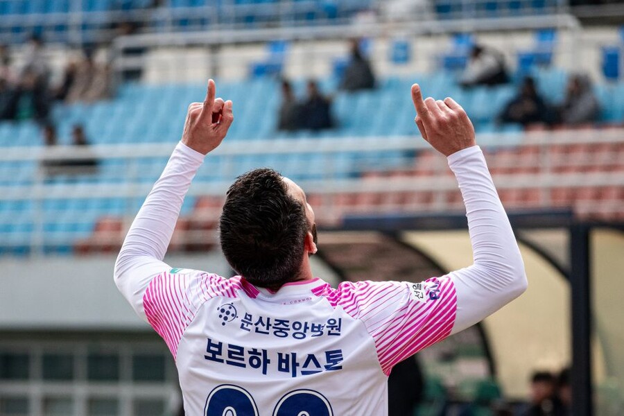 국내 무대 상륙한 '295억' 라리가2 득점왕, K리그2 데뷔골 세리머니에 담긴 의미는