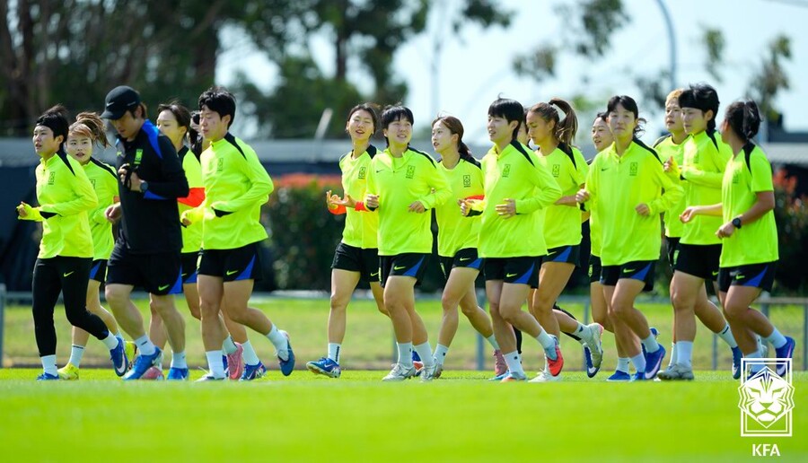 ▲ 한국 여자축구 대표팀은 18일 오후 6시 시드니에서 강력한 우승후보 일본과 운명의 한일전을 치른다. 이번 대회 4강에 진출하면서 여자 월드컵 출전권을 확보했지만 일본을 넘어야 최종 목표인 아시안컵 우승을 바라볼 수 있다. ⓒ대한축구협회