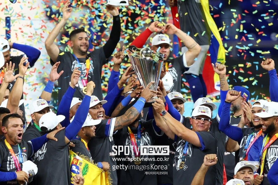 ▲ 베네수엘라가 월드베이스볼클래식(WBC) 결승전에서 미국을 3-2로 무너뜨리며 첫 우승 트로피를 들어올렸다.