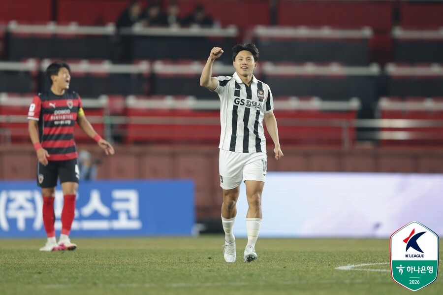 [현장 REVIEW] ‘개막 후 파죽의 3연승 질주→1위 경쟁’ FC서울, ‘퇴장’ 포항 1-0 제압…조영욱 결승골