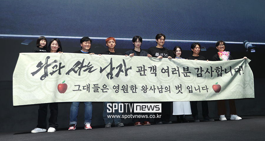 ▲ '왕과 사는 남자' 흥행 무대인사. 왼쪽부터 박지윤 김수진 이준혁 박지훈 김민 유지태 전미도 유해진 장항준 감독 ⓒ곽혜미 기자