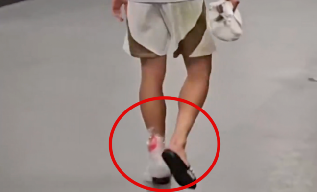 ▲ 손흥민은 오랜 시간 그라운드에 쓰러져 있었다. 팀 동료들의 걱정에도 불구하고 손흥민은 고통을 호소하며 한동안 일어서지 못했다. 그도 그럴 것이 안토니오가 손흥민의 좌측 아킬레스건 부근을 밟았기 때문. 다행히 큰 부상으로 이어지지 않으면서 일어났다.