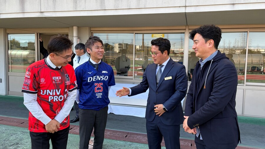 일본 덴소 관계자와 이야기를 나누는 안정환 UNIV PRO 총괄 디렉터와 대학축구연맹 박한동 회장 ⓒ대학축구연맹