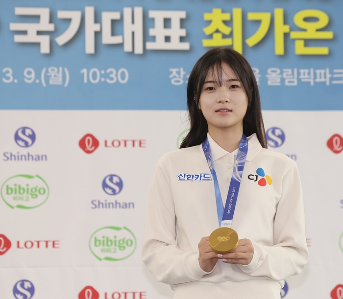 ▲ 2026 밀라노·코르티나담페초 동계올림픽 스노보드 종목에서 금메달을 딴 최가온이 9일 서울 송파구 올림픽파크텔에서 열린 미디어데이에서 메달을 걸고 기념 촬영을 하고 있다.  ⓒ연합뉴스