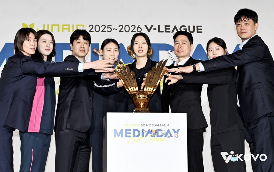 ▲ 왼쪽부터 V리그 포스트시즌 미디어데이에 참석한 흥국생명 요시하라 도모코 감독과 이다현, 한국도로공사 김종민 감독과 배유나, 현대건설 양효진과 강성형 감독, GS칼텍스 권민지와 이영택 감독 ⓒKOVO