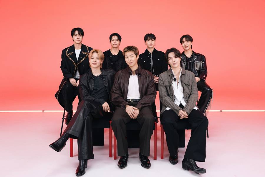 방탄소년단, 완전체 귀환의 저력…컴백하자마자 차트 1위 '직행'