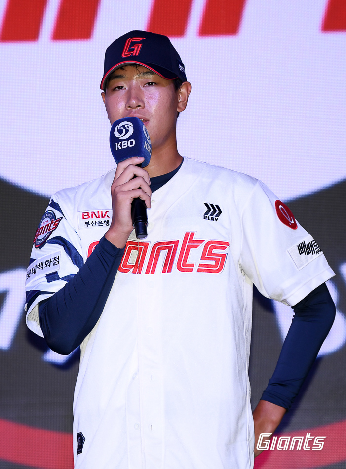 주자 3루인데 커브 연발, 배짱 보소…베일 벗은 롯데 1R 특급유망주 "오래 기다리게 안 할게요"