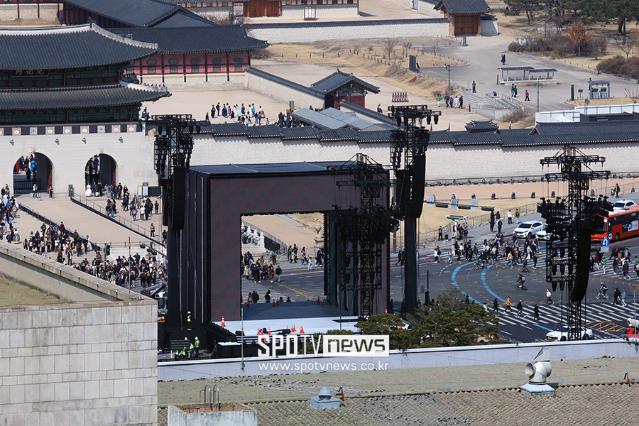 [포토S] BTS 공연 준비로 분주한 광화문 광장