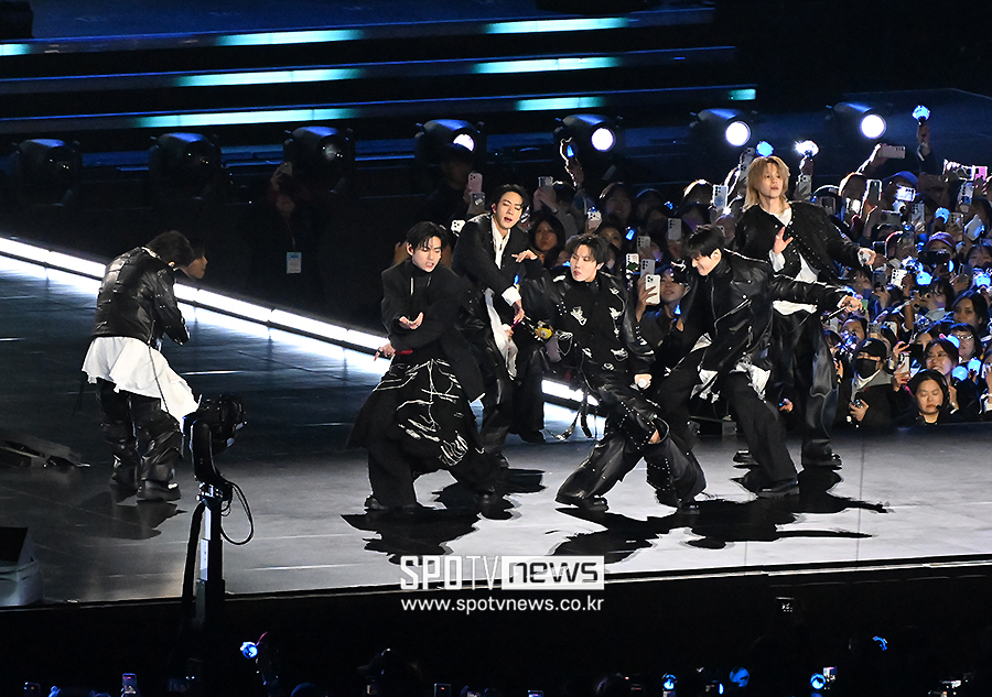"인파·안전 우려 씻어냈다"…방탄소년단, '無사고' 광화문 공연 마무리[이슈S][BTS 컴백쇼]