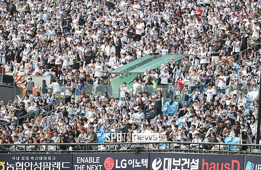 ▲ 시범 경기 두산 팬 ⓒ곽혜미 기자
