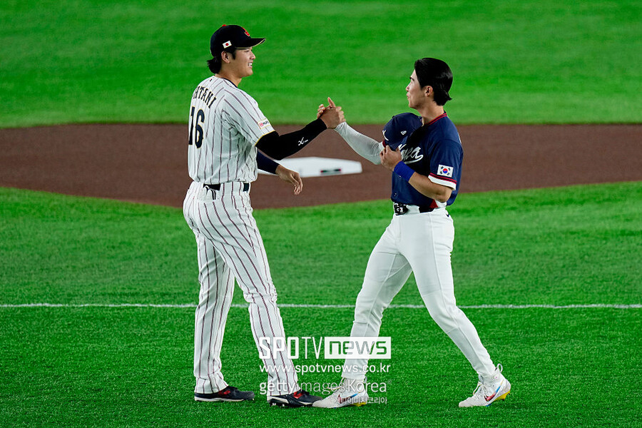 ▲ LA 다저스 한국인 유틸리티 플레이어 김혜성이 2026 월드베이스볼클래식(WBC) 1라운드 C조 일본과의 경기에 앞서 다저스 팀 동료인 오타니 쇼헤이와 만나 악수를 나누고 있다.