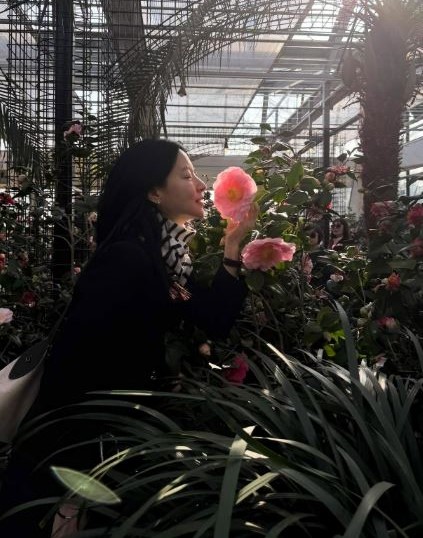 "꽃이야 이영애야"…제주 동백꽃 앞 '55살 무색' 독보적 미모