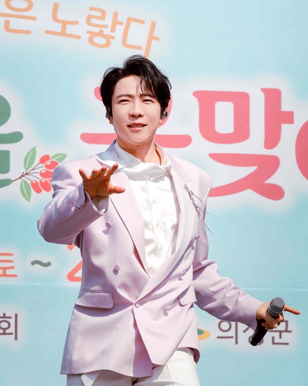 에녹, '매력의 꽃' 피웠다…산수유마을 꽃맞이 봄빛 버스킹 개막식 무대