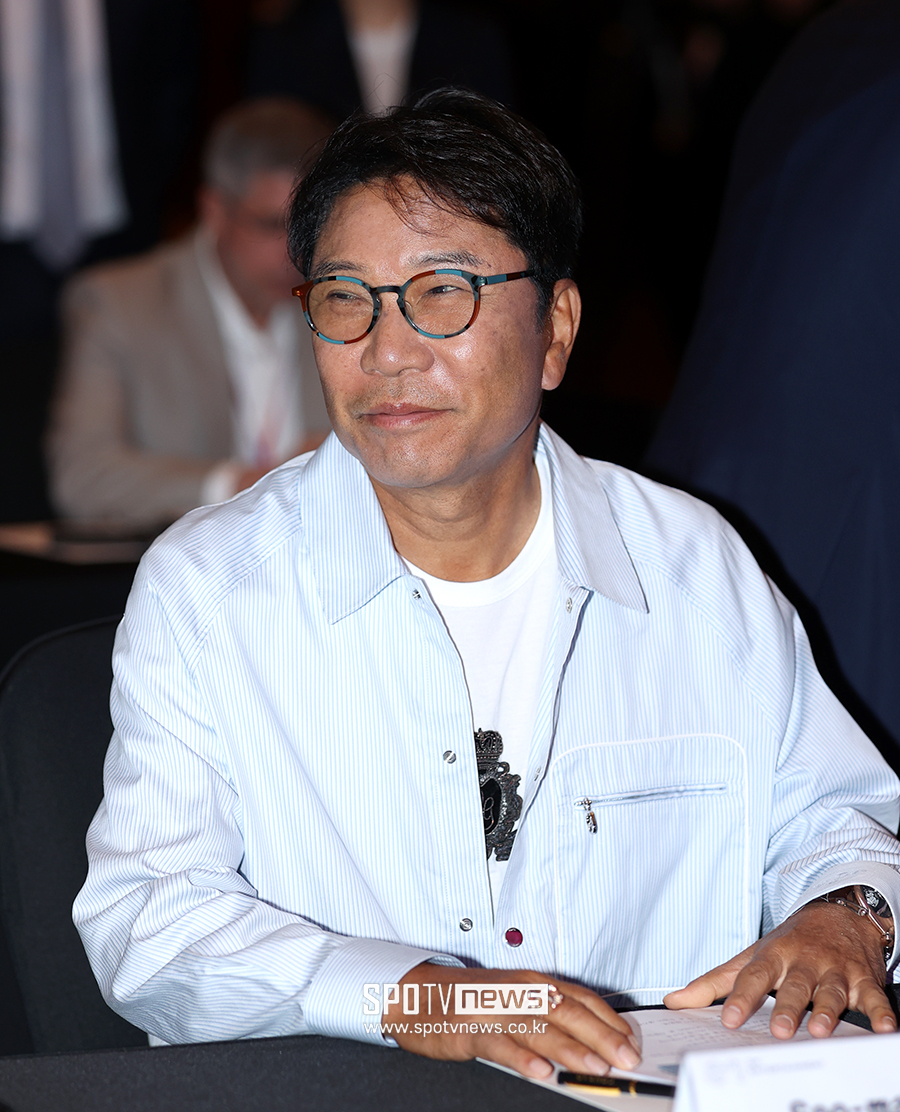 '경업금지 해제' 이수만, K팝 시장 복귀 선언…"A20 韓 오디션 개최"[공식]