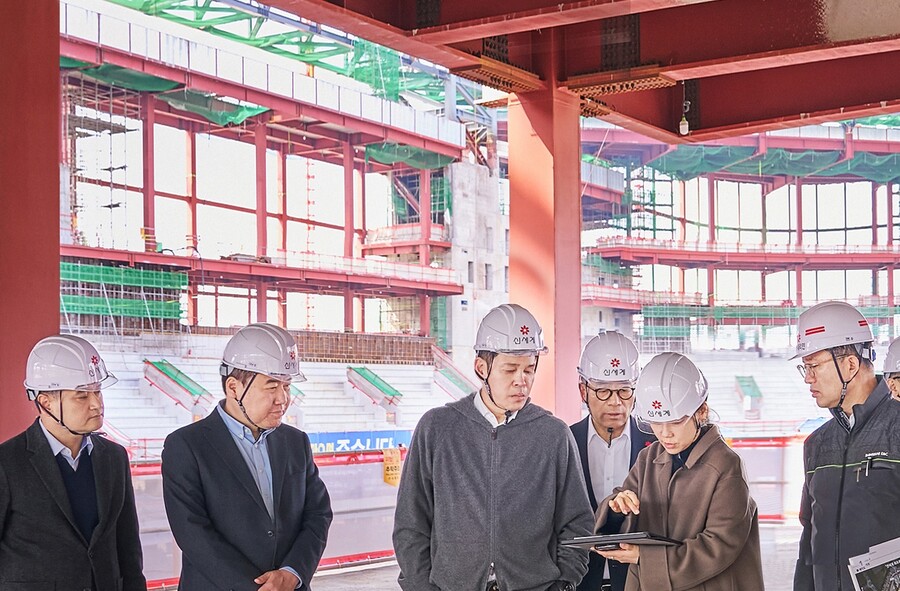 ▲ 정용진 신세계그룹 회장(왼쪽에서 3번째) ⓒ신세계그룹