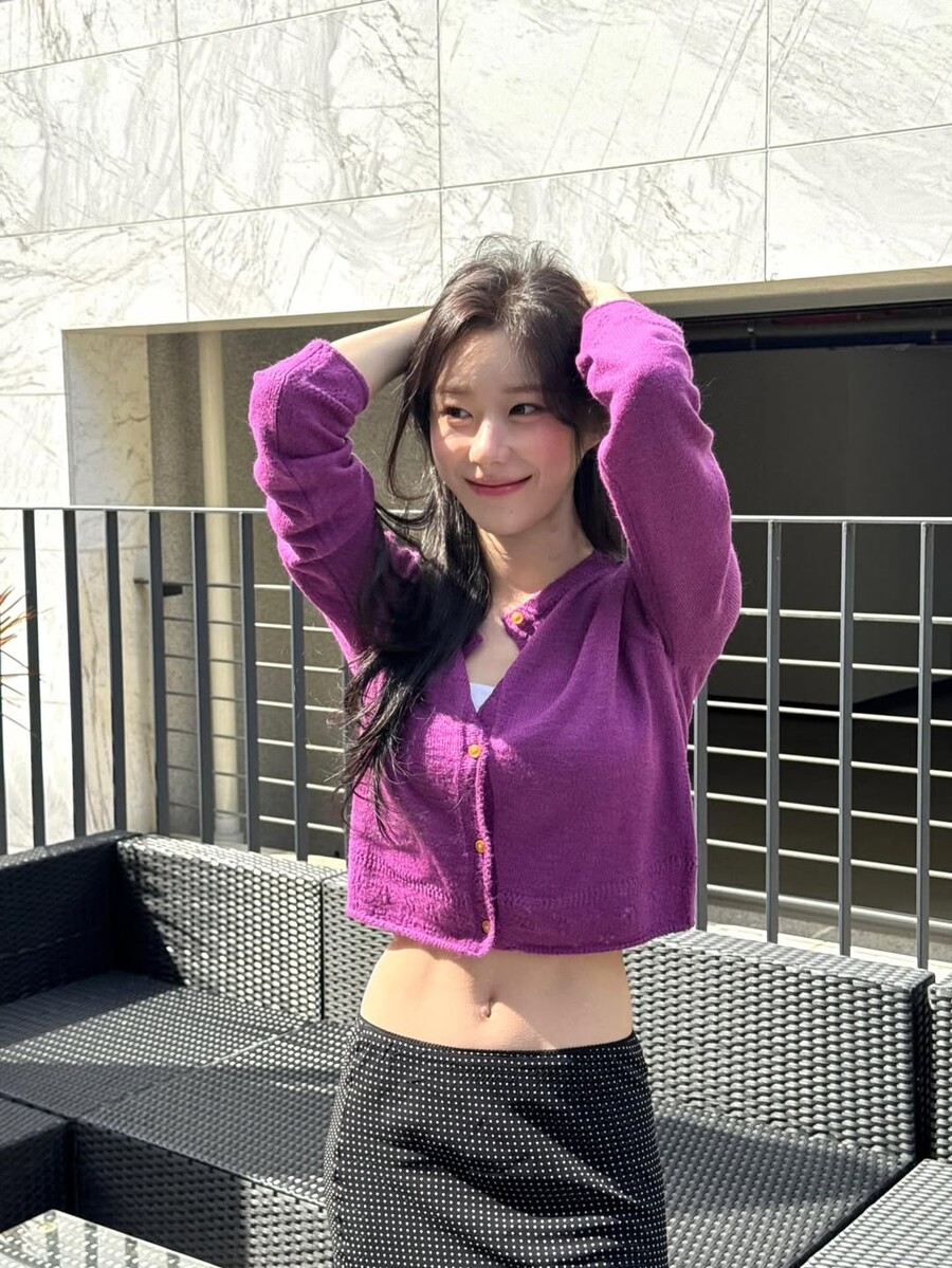 ITZY 채령, 청순 미소에 그렇지 않은 복근…감탄 부르는 몸매