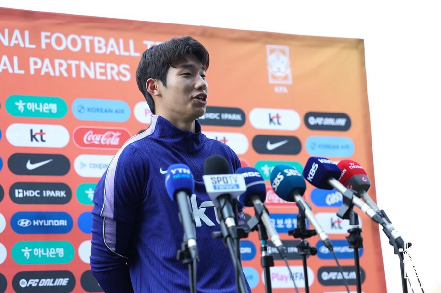 ▲ 24일 천안 코리아풋볼파크에서 이민성 감독이 이끄는 아시안게임 축구대표팀이 소집 훈련을 시작했다. 이번 소집에서 미국 U-22, 일본 U-21 대표팀과 평가전을 펼칠 이민성호에 병역을 완료한 김준홍 골키퍼가 가세해 취재진과 인터뷰를 하고 있다.  ⓒ대한축구협회