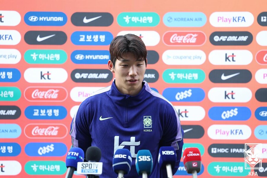 ▲ 프로축구 K리그2 수원 삼성 블루윙즈 김준홍 골키퍼가 24일 충남 천안 코리아풋볼파크에서 열린 23세 이하 축구대표팀의 3월 소집 훈련에 합류해 취재진 질문에 답하고 있다. ⓒ 대한축구협회