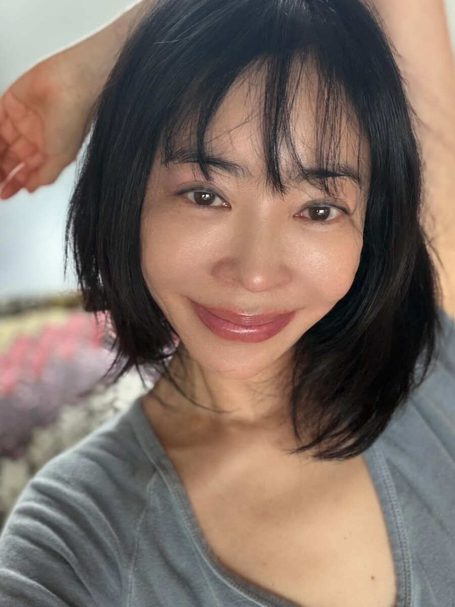 '폐암 투병' 이혜영, 환한 미소로 전한 근황…무결점 피부 눈길