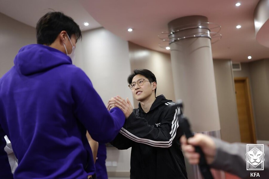 ▲ 3월 유럽 원정 평가전을 위해 영국밀턴케인즈힐튼호텔에 소집돼 동료들과 인사하는 이강인 ⓒ대한축구협회