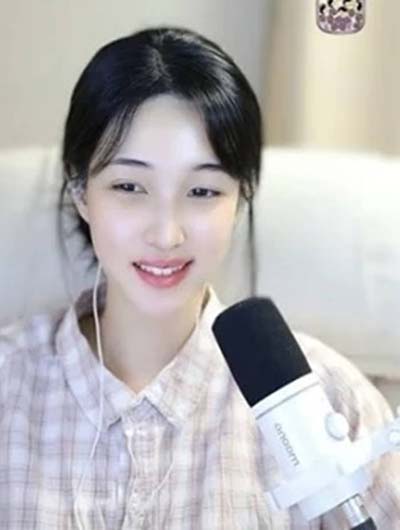 "나 여캠 맞다" '최민환과 이혼' 율희, 당당 새출발…"뉘앙스 차이"