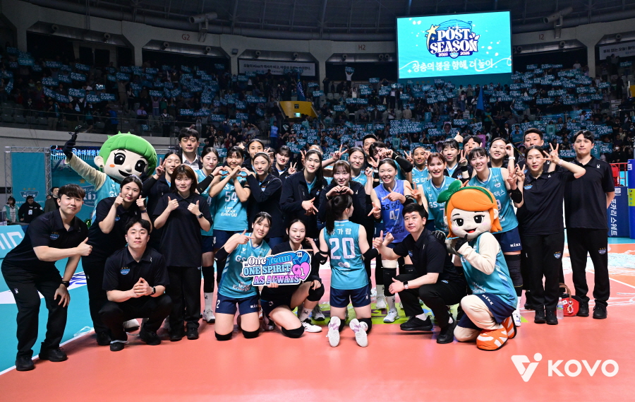 ▲ GS칼텍스 선수들이 준플레이오프에서 흥국생명을 3-1로 누르고 기념촬영에 나섰다. ⓒKOVO