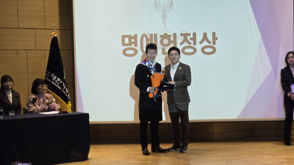 ▲ 태진아(왼쪽)가 24일 열린 대한가수협회 정기총회에서 명예헌정상을 받았다. 오른쪽은 대한가수협회 박상철 회장. 제공|대한가수협회