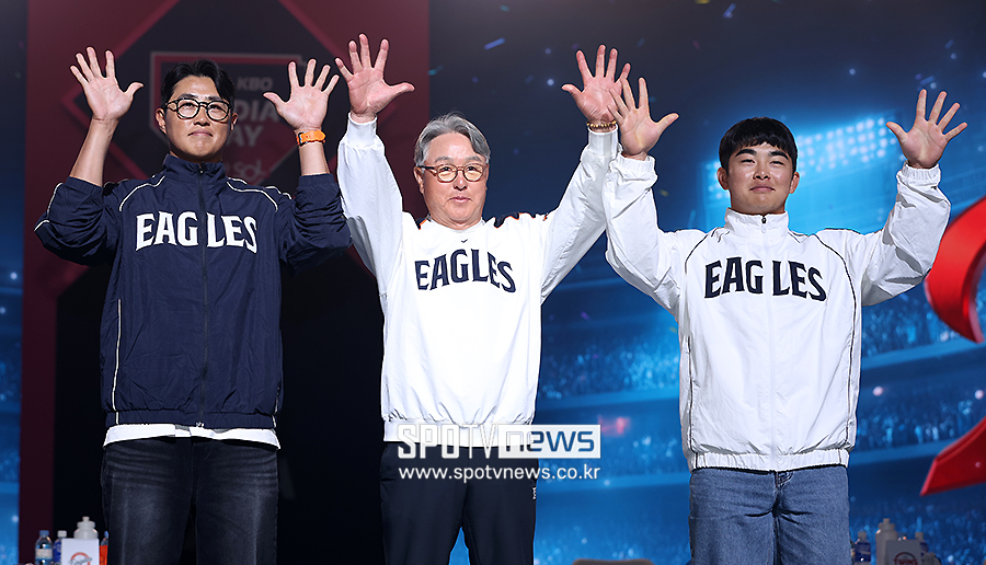 ▲ 채은성 김경문 감독 문현빈 ⓒ곽혜미 기자