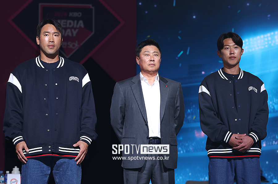 ▲ 전준우 김태형 감독 전민재 ⓒ곽혜미 기자