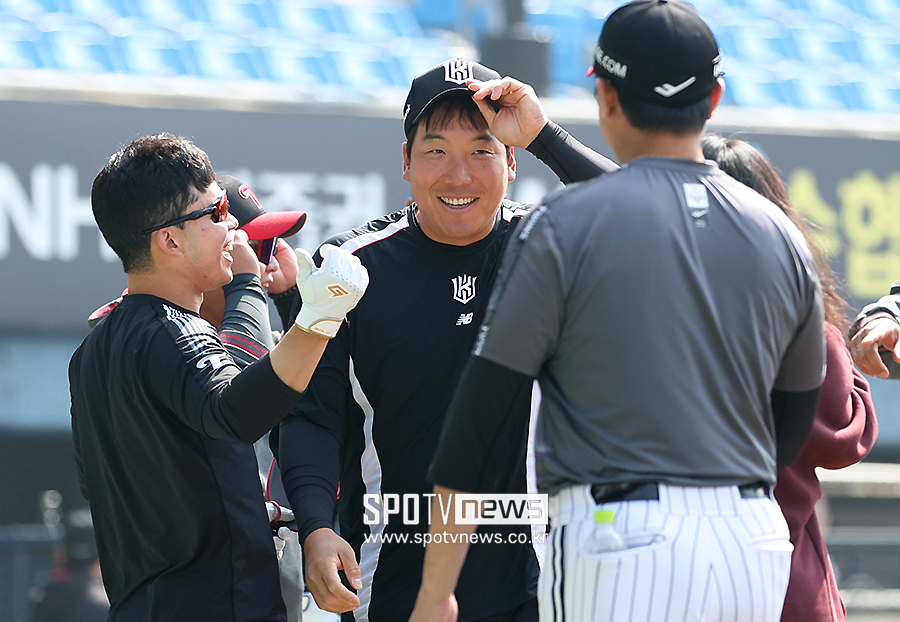 [포토S] 김현수, 'KT 모자 잘 어울리나요?'