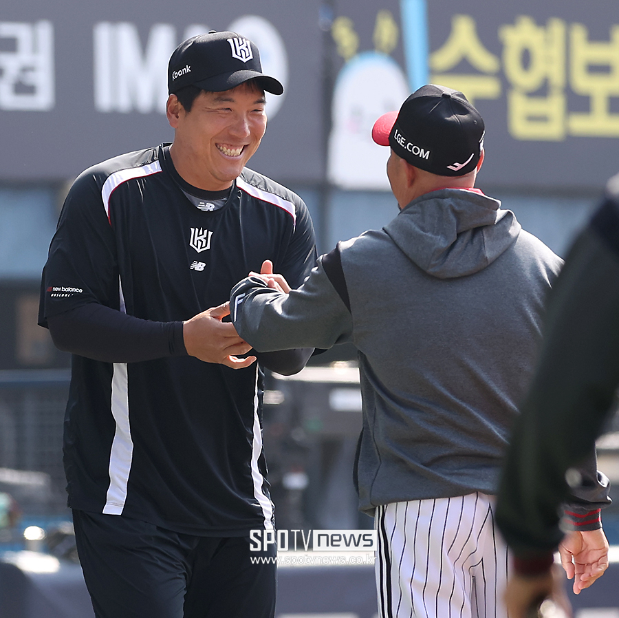 ▲ 김현수 김용일 코치 ⓒ곽혜미 기자