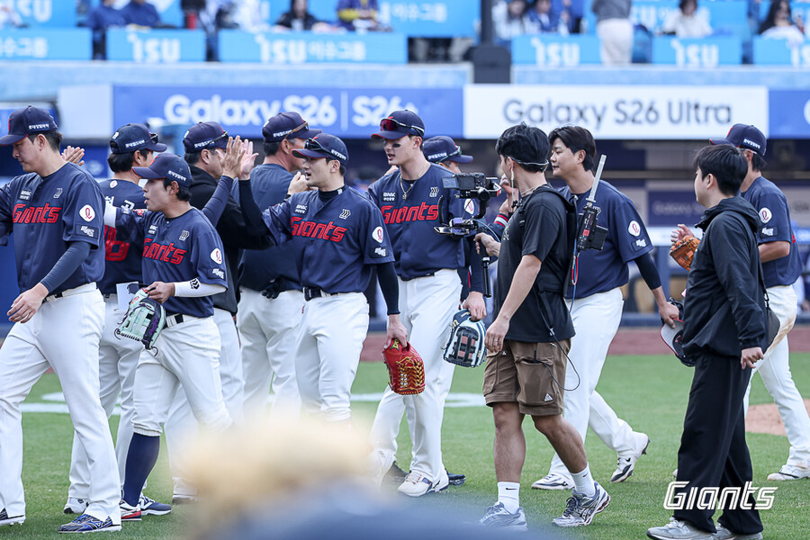 ▲ 롯데 자이언츠가 삼성 라이온즈를 6-3으로 격파하며, 3년 만에 정규시즌 개막전을 승리로 장식했다. ⓒ롯데 자이언츠