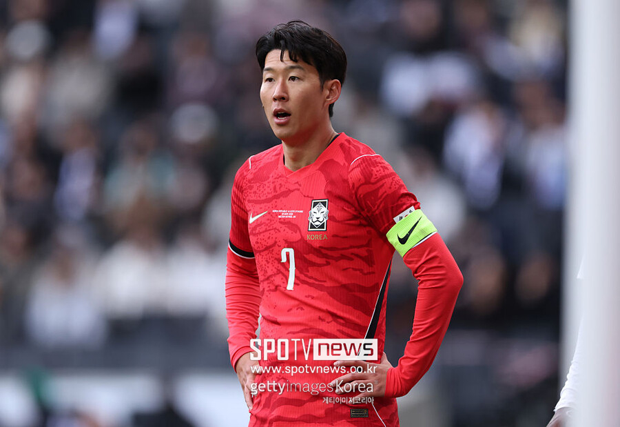 ▲ 0-4라는 충격적인 스코어표를 받아 든 손흥민은 자만심을 버리고 철저한 자기반성을 촉구하며 "그 어느 때보다 겸손한 자세로 경기에 임해야 한다"고 뼈아픈 일침을 가했다.