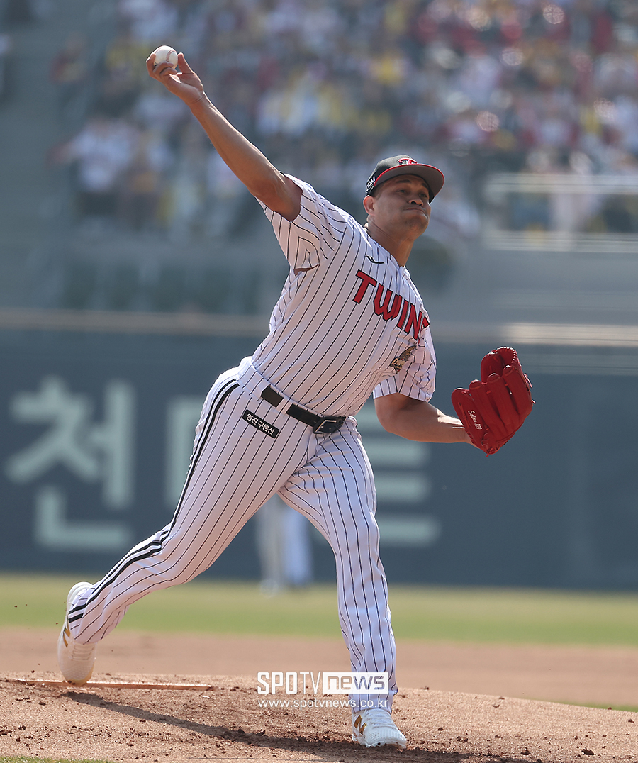 ▲ 요니 치리노스. LG 트윈스 1선발인 치리노스는 지난 28일 서울 잠실야구장에서 열린 KT 위즈와의 2026시즌 개막전에 선발 등판했다. 그러나 1이닝 6실점으로 무너진 뒤 2회 교체됐다. 염경엽 LG 감독은 치리노스가 허리에 통증을 느꼈으며 30일 정밀 검진을 받을 예정이라고 밝혔다. ⓒ곽혜미 기자