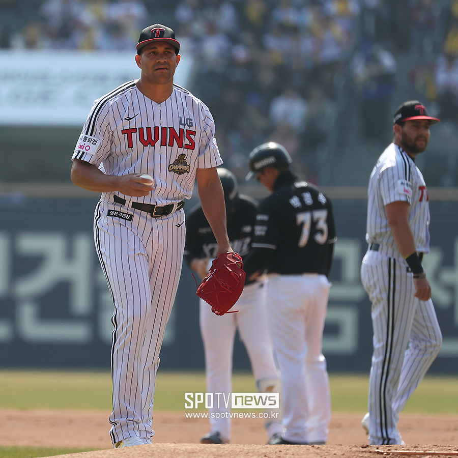 ▲ 요니 치리노스. LG 트윈스 1선발인 치리노스는 지난 28일 서울 잠실야구장에서 열린 KT 위즈와의 2026시즌 개막전에 선발 등판했다. 그러나 1이닝 6실점으로 무너진 뒤 2회 교체됐다. 염경엽 LG 감독은 치리노스가 허리에 통증을 느꼈으며 30일 정밀 검진을 받을 예정이라고 밝혔다. ⓒ곽혜미 기자
