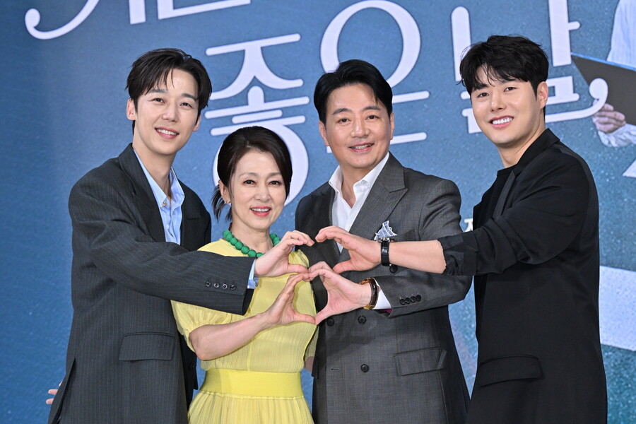 ▲ 왼쪽부터 윤종훈, 문희경 윤다훈, 정윤. 제공| KBS