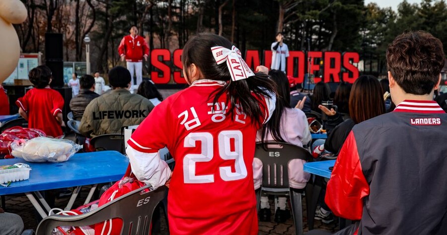 ▲ 김광현은 병상에서 시즌 개막을 맞이했지만, 많은 팬들은 김광현의 유니폼과 함께 인천에서 그의 빈자리를 메웠다 ⓒSSG랜더스