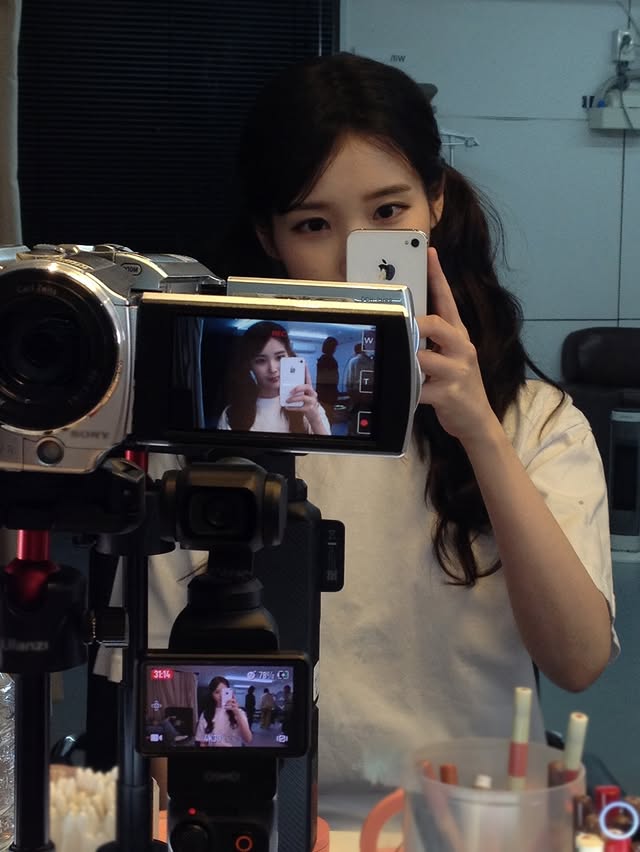 아이유, '대군' 변우석과 결혼 앞두고 15년 전으로 회귀 "너 꿈꿨어? 컴백 무대 봐야지"