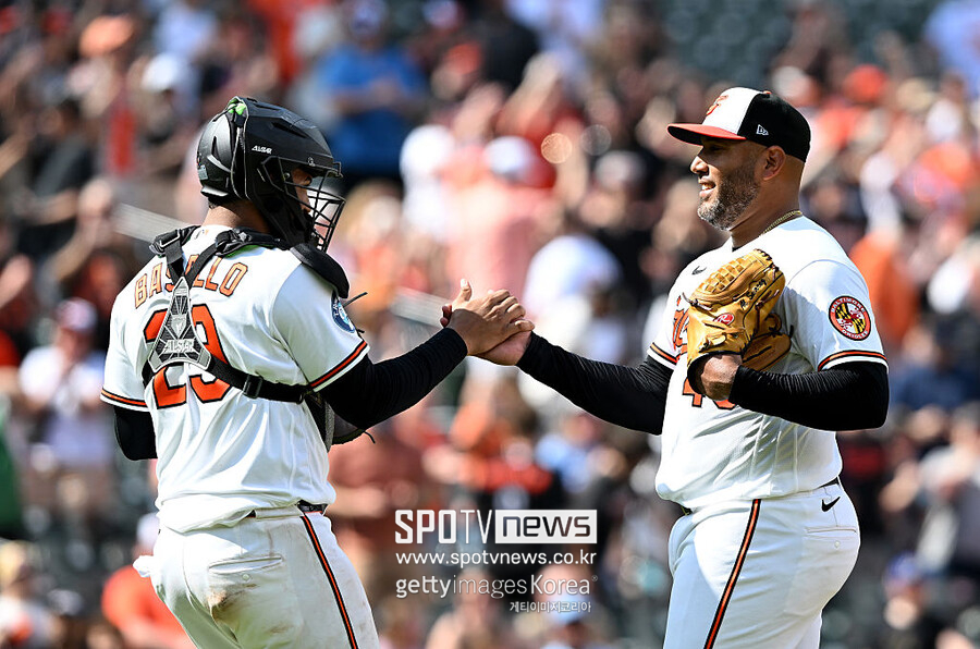 MLB 역대 최초 끝내기…"이렇게 끝난 경기 없었어" 삼성 출신 수아레즈 역사에 이름 남겼다