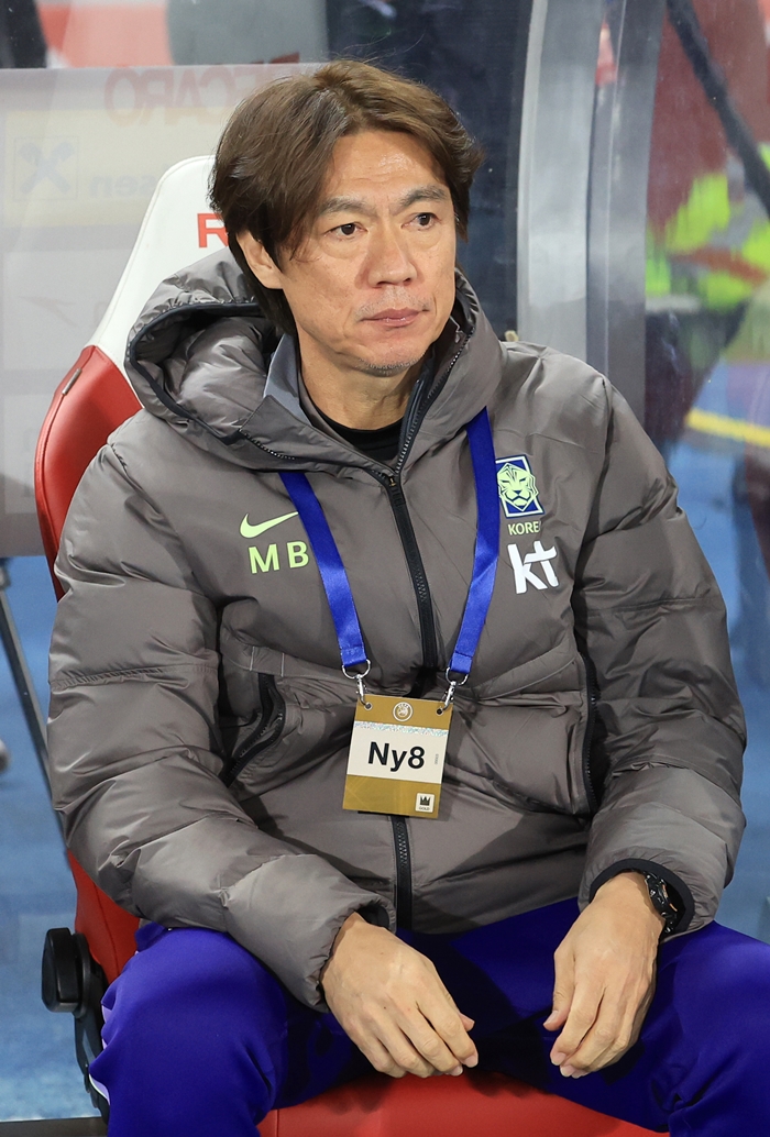 ▲ 31일(현지시간) 오스트리아 빈 에른스트 하펠 스타디움에서 열린 한국 축구 국가대표팀과 오스트리아의 평가전에서 홍명보 감독이 벤치에서 경기 시작을 기다리고 있다.  ⓒ연합뉴스