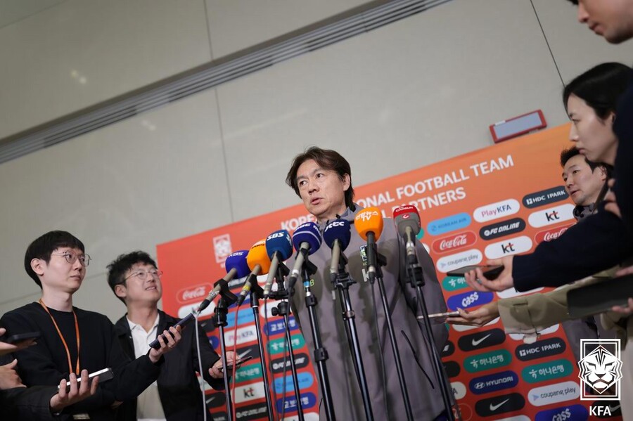 ▲ 2일 오후 인천국제공항을 통해 홍명보 감독이 이끄는 한국 축구대표팀이 귀국했다. 사령탑인 홍명보 감독이 취재진과 인터뷰에 응하고 있다. ⓒ 대한축구협회