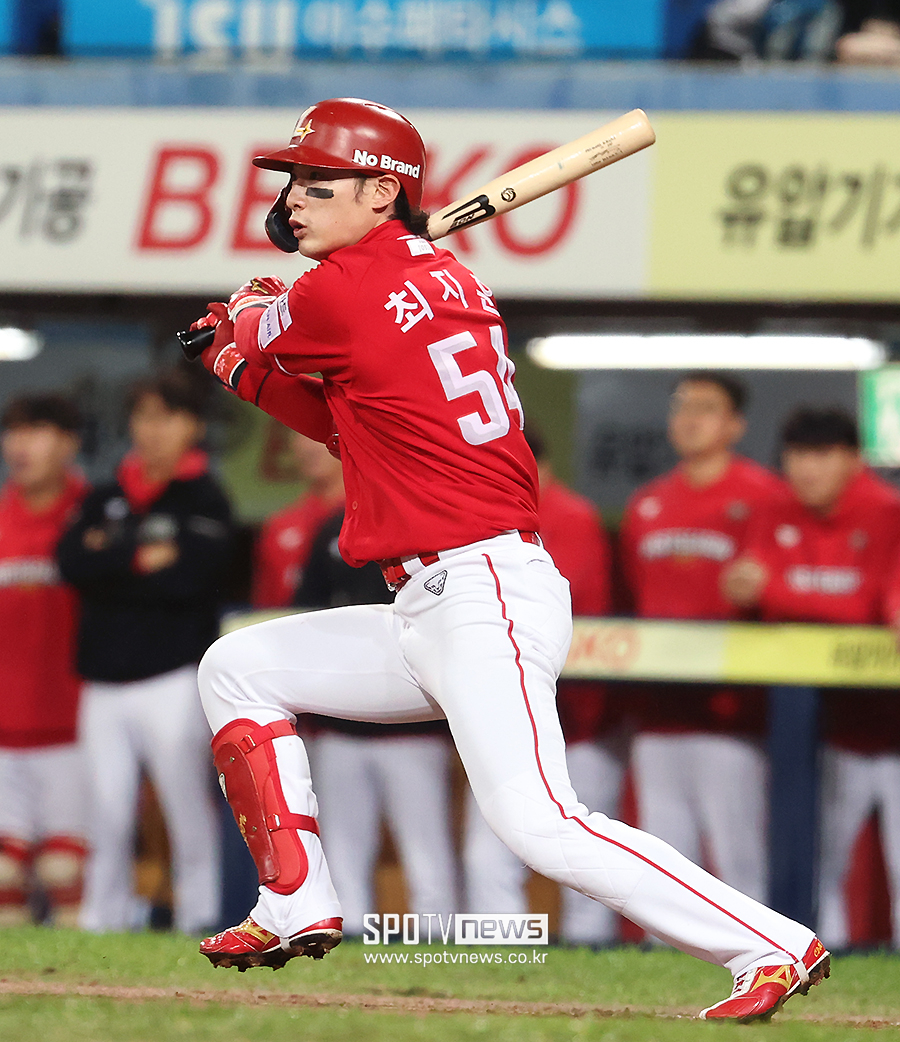 역시 '거인킬러'는 남다르네…최지훈 인사이드 더 파크 홈런! 韓 역대 103번째+구단 4번째