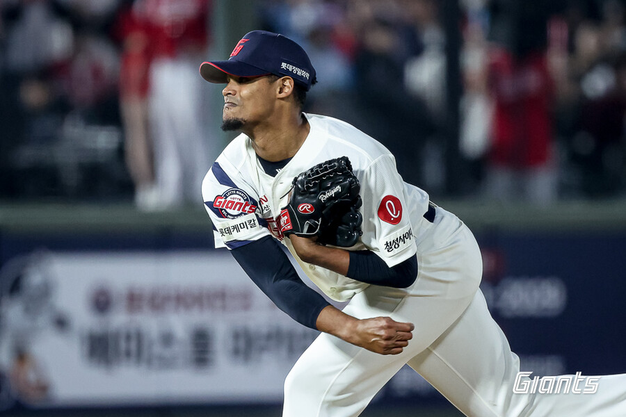 충격적인 '볼넷-볼넷-볼넷-사구-볼넷-볼넷'…데뷔전부터 불안하더니, 롯데 157km 에이스 '대참사'